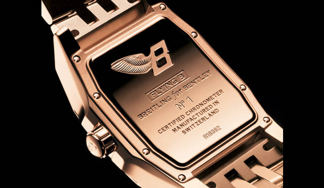 　ラグジュアリーなゴールドムクのケースバック。ブライトリングとベントレー、両者のパートナーシップが刻印されている。