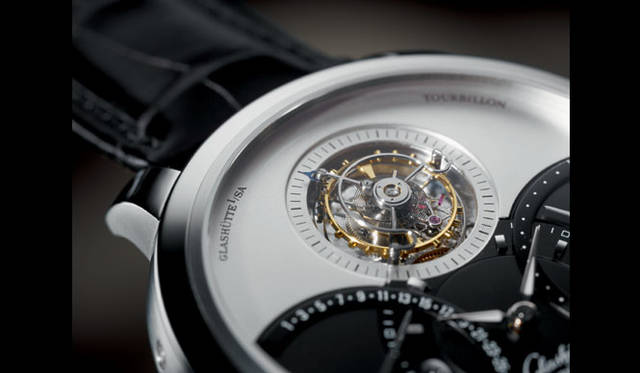 　グラスヒュッテ・オリジナルが得意とするフライング式のトゥールビヨン脱進機を搭載。ブリッジがないため、キャリッジがまるで宙に浮いたようなイメージを与えてくれる。「パノ トゥールビヨンXL 」