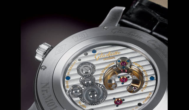 　パノ トゥールビヨンXLのバックケース。シースルーバックから、グラスヒュッテリブ仕上げが施された美しい手巻きキャリバー「41-03」の姿が見られる。2001年に発表されたグラスヒュッテ・オリジナルを代表する複雑ムーブメントの１つである。