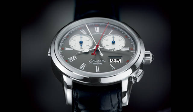 　グラスヒュッテ・オリジナル初のスプリットセコンド・クロノグラフ「セネタ・ラトラパンテ」。センターに設置された２本のクロノグラフ用秒針で、２つのセコンドタイムを計測することが可能。また、左サイドのプッシュボタンで、１つの秒針を止めることにより中間時間帯（ラトラパンテ）の計測も可能である。フライバック機構も搭載する。