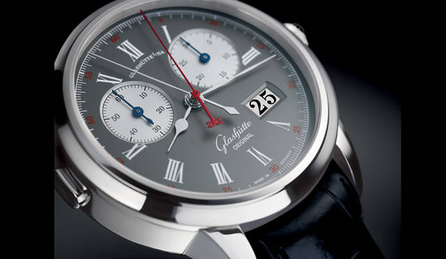 　現代的に洗練されたルックスだが、スモールセコンドと30分カウンターをオフセンターに並べるあたりに、グラスヒュッテ・オリジナルの伝統へのこだわりがかいま見られる。４時位置に搭載されたパノラマデイトも、ドイツ時計の矜持を示す一端である。「セネタ・ラトラパンテ」