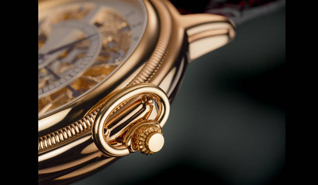 　同社草創期の伝説的な時計師「ユリウス・アスマン」の名を冠した記念限定モデル。懐中時計のフックを想起させるリューズや、クラシカルなコインエッジが施されたステップベゼルを備える。「マスターピース ユリウス・アスマン4のリューズ」