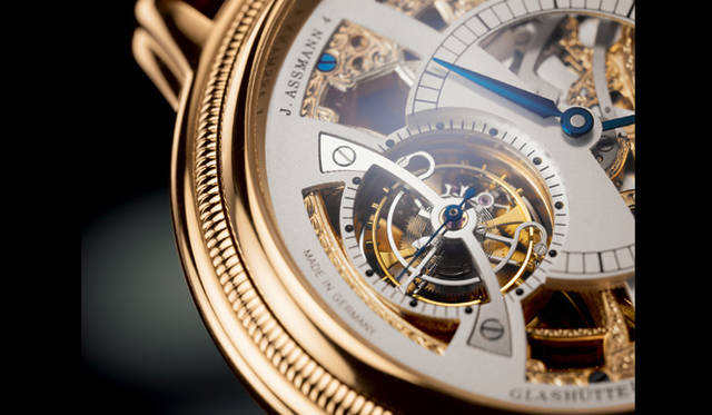 　マスターピース ユリウス・アスマン4は、2006年に発表されたブレゲ式トゥールビヨン・キャリバーをベースに作り込まれている。フライング式を得意とするグラスヒュッテ・オリジナルにしては、異例のことである。