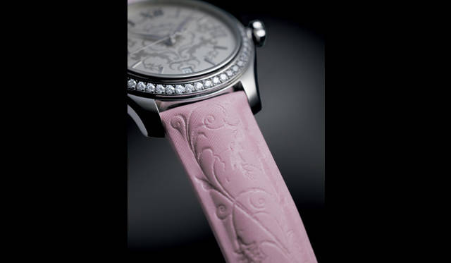 　レディ・セレナーデのRef.39-22-01-03-22には、文字盤やサテンベルトにレディスらしいテキスタイルパターンが施される。