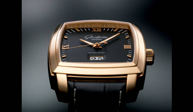 　縦31×横27mmのトノー型ケースを採用。文字盤の均衡を崩すことなく、パノラマデイトを６時位置にセット。「セネタ・カレ・パノラマデイト・マニュアルワインディング」