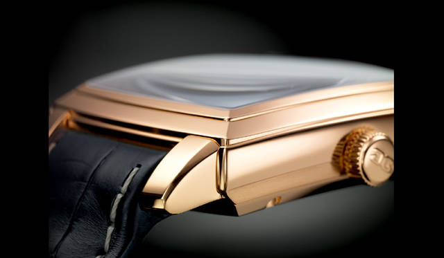 　セネタ・カレ・パノラマデイト・マニュアルワインディングのサイドビュー。エレガントなステップが施され、なおかつ手首に沿って緩やかなカーブを描いている。サファイアクリスタル風防も、ケースに合わせて絶妙なカーブを描く。