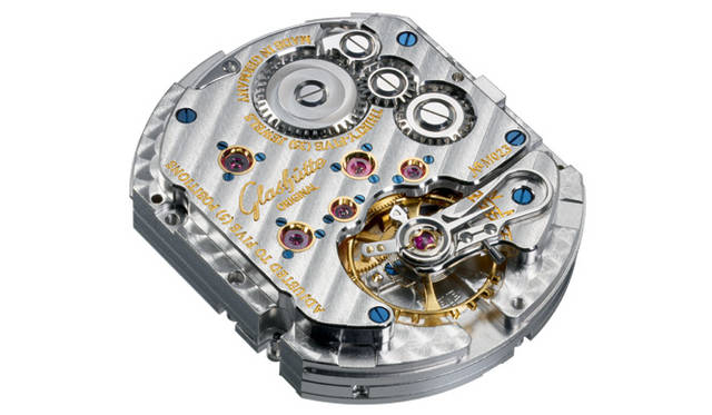 　セネタ・カレ シリーズに搭載される新型ムーブメント「Cal.22-02」。ケース形状に合わせた伝統的な角型キャリバーで、3/4プレートや、スワンネック・スプリング緩急針を採用。プレート全面にはグラスヒュッテリブ仕上げ、巻き上げ車にはダブルルサンバースト仕上げが施され、ジャーマンウォッチの古典の粋が凝集されている。