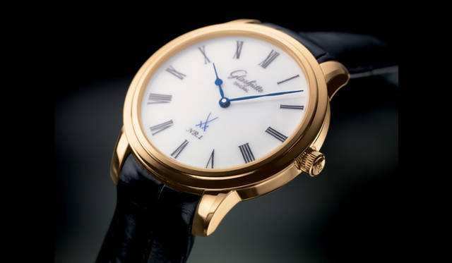 　セネタ・マイセンの文字盤には、ヨーロッパ磁器の発祥の地、マイセンで焼かれた味わい深いセラミックディスクが採用されている。ブルーに交差する２本の剣のマイセンロゴが、その血統の正しさを証明する。