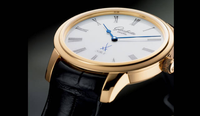 　マイセンの工房で焼かれた磁器ディスクに、非常に精緻な技術が要求されるイリジウムブラックのフォントが１点１点手作業で絵付けされる。ブルーのマイセンロゴと、ブルースチール針の色合いも、見事な調和感をかもし出している。　　