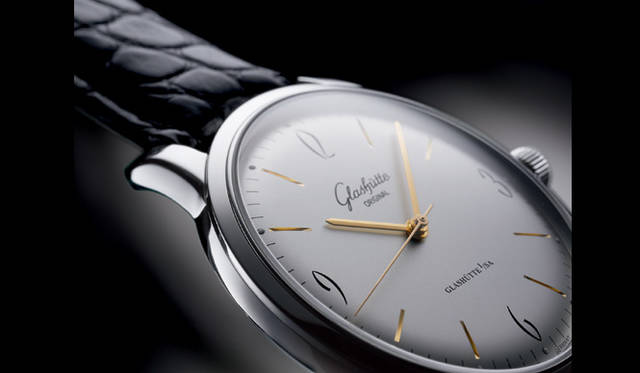 　1960年代の同社製ミュージアムピースをリメイクした「セネタ・シックスティーズ」。細長く華奢に仕上げられたハンドやインデックス形状にヴィンテージテイストが感じられる。