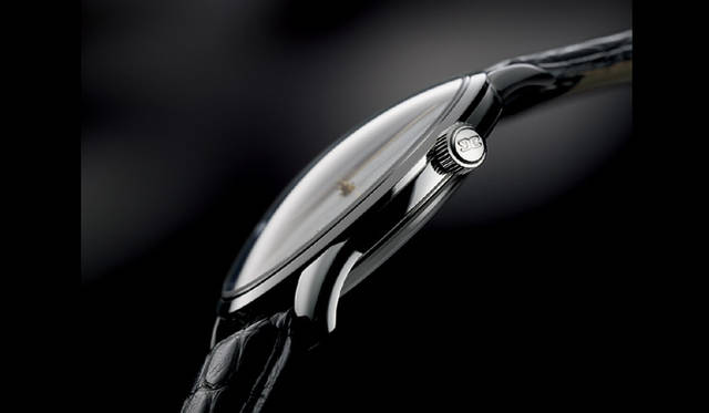 　バブル形状を見せるドーム型サファイアクリスタル風防を採用。バックケース全体にサファイアクリスタルのクリスタル窓を配置することで、ケースの薄さが強調される。