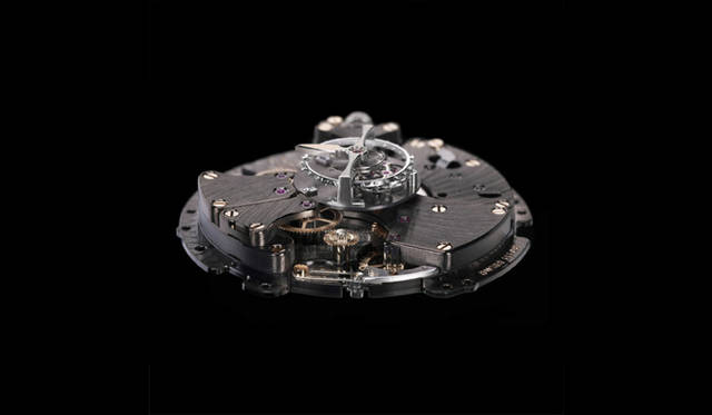  トゥールビヨンは、固定された４番車の周りをガンギ、アンクル、テンプを収めたキャリッジが回転するという、きわめて複雑なメカニズムを有する。一般的には１分間に１回転するため、針を設置することによって秒を表示することも可能。