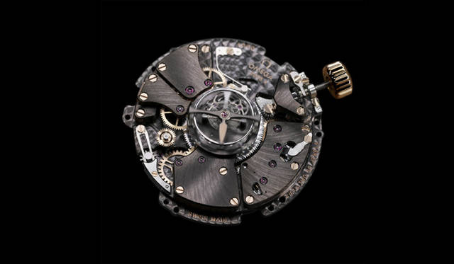 トゥールビヨンはキャリッジを回転させるというダイナミックな仕掛けのため、通常の時計に比べて著しく動力を消耗する。Cal.2635は、キャリッジにチタン素材を使用して、軽量化をはかっている。毎時2万1600振動のロービートで強大なトルクを生み出し、パワーリザーブは約45時間を確保する。