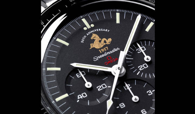  スピードマスターの誕生50周年を祝うアニバーサーリーモデル。1957年に、シーマスターシリーズから派生した同モデルの歴史を象徴するかのように、12時位置にシーホース（タツノオトシゴ）のマークを冠している。