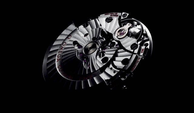 　デ・ビル コーアクシャル アワービジョンのSSモデルにはCal.8500（写真）、18Kレッドゴールドモデルにはゴールドのローターと地板を備え持つCal.8501が搭載される。いずれもアラベスク風のコート・ド・ジュネーブ装飾をめいっぱい彫り込んだ美しい外観で、シースルーバックからの見応えも満点である。