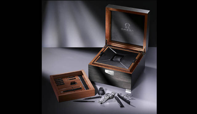　スピードマスター プロフェッショナル 50周年記念モデル コーアクシャルに付属するノベルティ。ブレスとアリゲーターベルトの2種類のストラップや、それらを交換するためのメンテナンスキッド、特製のキズミなどが、オリジナル化粧箱に同梱されている。