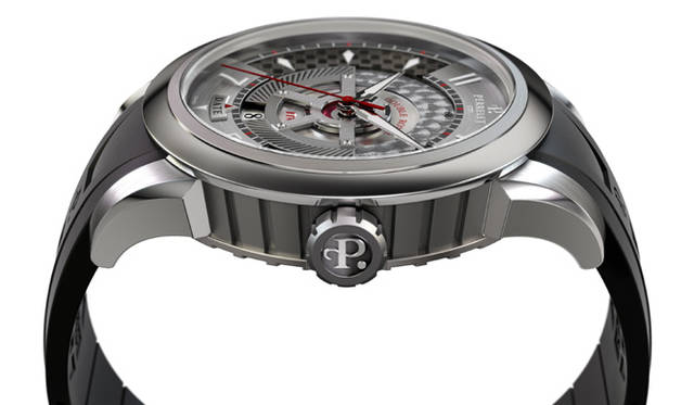 <strong>Perrelet｜ペルレ</strong> ニュー チタニウム コレクション ダブルローターのサイドビュー。硬質なチタン素材にマット仕上げ＆シャイニー仕上げの異なる加工を施している。ペルレのアイコンである、ケースサイドのコインエッジ仕上げも健在だ。