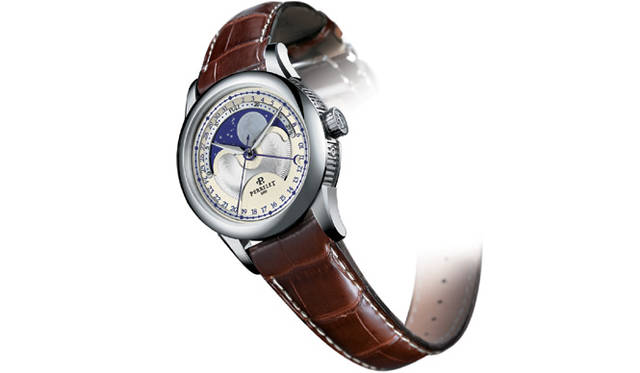 <strong>Perrelet｜ペルレ</strong> 2006年に発表されて話題を呼んだ“ビッグムーンフェイズ”モデルの2007年作メンズバージョン。従来の小さなサブダイヤルで表示されるムーンフェイズの常識を覆し、文字盤上半分に大きく配置。ディスクはフラット状に見えるが、月の部分が盛り上がっていて立体感が楽しめる。ちなみに、100年に１日分しか誤差が生じない高精度仕様である。「ニュービッグ セントラル ルナフェイズ」