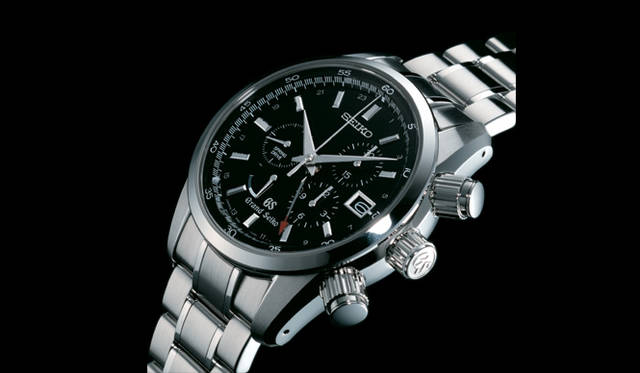   1960年に登場したグランドセイコーに、2007年は初めてクロノグラフ・モデルが登場。最高の実用性を追求するグランドセイコーにふさわしく、細部まで手抜かりない仕上げで視認性を追求。独自のレディ／スタートモードを採用したプッシュボタンは、半押し状態からボタンダウンが可能という、まるでカメラのシャッターを切るときのような押し心地の良さが実現されている。「グランドセイコースプリングドライブ クロノグラフ（SBGC003）」