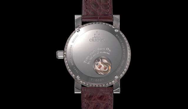   「クレドール ノード（GALH999）」のバックケース。スプリングドライブ・ムーブメントの精度を司るロータ部分に、シースルー窓が開けられている。