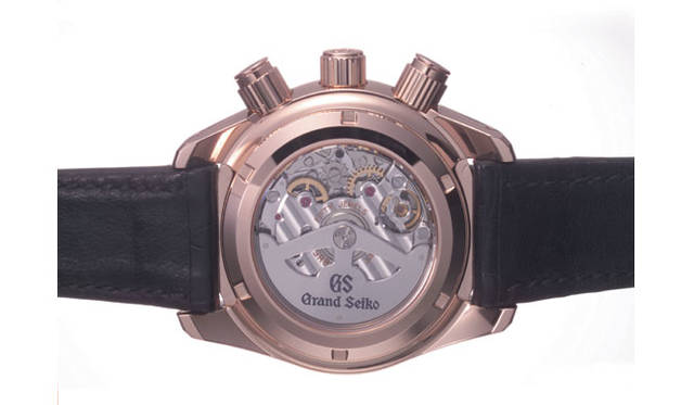   「グランドセイコー スプリングドライブ クロノグラフ（SBGC004）」のバックケース。垂直クラッチを採用した自動巻きスプリングドライブ・ムーブメント「Cal.9R86」の雄姿が眺められる。精度制御にエレクトロニクスを利用しながらも、ゼンマイ駆動でギアを動かす機械式時計同様のメカニズムを有するコラムホイール式のクロノグラフで、「メカトロニクス・マニュファクチュール」を標榜するセイコーを代表する名機である。