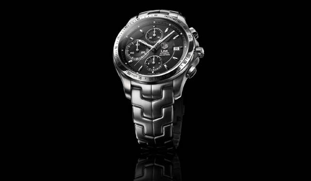 　ニューリンクのクロノグラフモデル。ベゼル上にタキメーター・スケールを刻んだレーシーな姿に、外周はレコード引き、内周は放射線状仕上げを施した、入念な作りの文字盤をセット。インダイヤルは掘り下げられ、逆にインデックスはアプライドにされるなど、立体的なプロポーションを形成している。