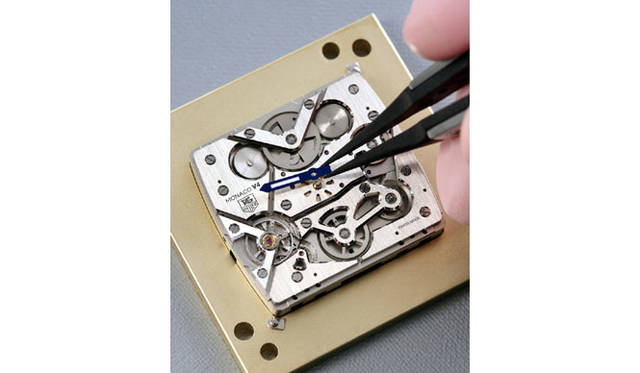 2　005年に発表されたコンセプトモデル「モナコ V4」に搭載されるエンジン。指示部のハンドは、むき出しにされたプレートに直付けされる。