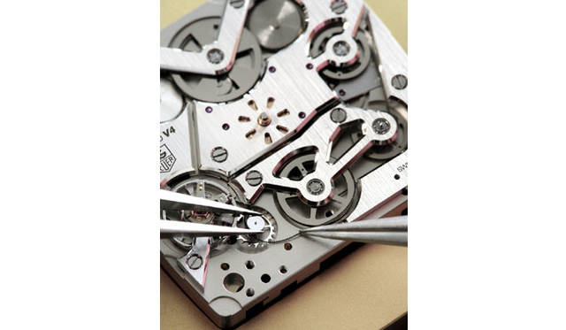 　「モナコV４」は、ギアの回転でトルクを伝達するのではなく、クルマのエンジンと同じくベルトドライブが用いられるのが最大の特徴。腕時計用に使われる、細くて強靭な、そして量産に対応するタイミングベルトを開発するため、タグ・ホイヤーは２年以上の歳月を費やした。