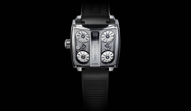 　「モナコV4」（プレシリーズ）のバックケース。中央に設置されたタングステン製のインゴットで、両端にかいま見られる４つの香箱に動力を蓄える。ローターの回転運動ではなく、インゴットのピストン運動で動力が蓄えられるメカニズムもまた、「クルマのエンジン」というコンセプトを持つ「モナコV４」の醍醐味である。