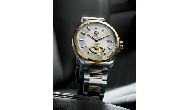 　2007年夏にラウンチされた「グランドカレラ RS」。GTカーにインスピレーションを得て生まれたタグ・ホイヤーの最新シリーズで、アッパーテイストな作りが実施されている。各種モデルに搭載される、ローテイティング インディケーター システムも見モノ。