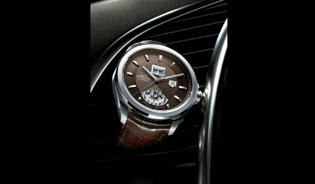 　「グランドカレラ GMT RS」。12時位置にビッグデイト、そして６時位置に回転式のセカンドタイムを搭載。