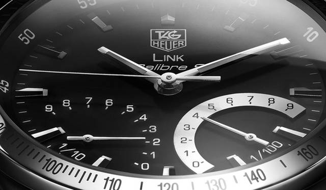 　「リンク クロノグラフ キャリバーS」の文字盤には、クルマのメーター類を想起させる２つの扇形インダイヤルがシンメトリカルにレイアウトされている。　