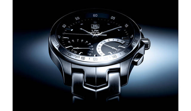 　「リンク クロノグラフ キャリバーS」。通常、時刻用に使われるセンターの３針が、プッシュボタンの一押しで計測用の３針にモードチェンジする。２つの扇形カウンターは、時刻モードで日付表示に、クロノグラフモードで1/10秒単位と、1/100秒単位のカウンターに変換される。