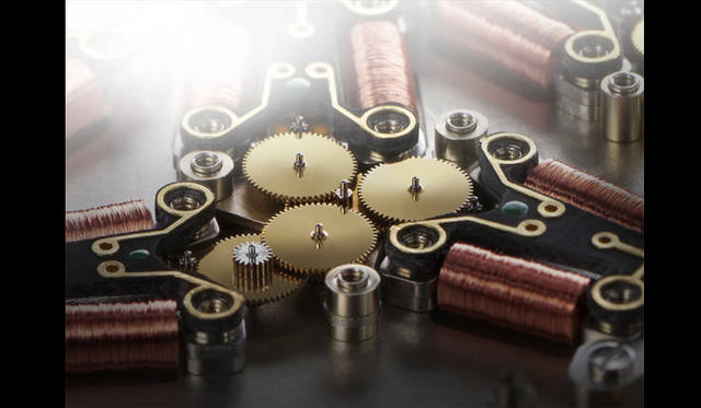 　「リンク クロノグラフ キャリバーS」のムーブメントには、５つのステップモーターが組み込まれている。針１本につき１つのステップモーターが割り当てられるため、１つの針が複数の表示を担うことが可能。さらに、針の双方高回転が実現されることにより、無駄な電力の消費がカットされる。