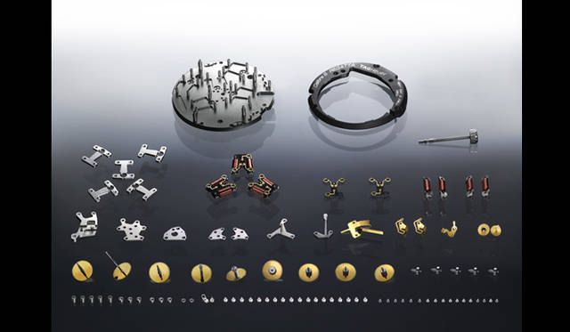 　「リンク クロノグラフ キャリバーS」は、一般的な機械式クロノグラフと同等数の230以上のパーツによって組み上げられる。マイクロプロセッサによってシステム管理を行うため、チップを交換することで全く別種のファンクションを付与することも可能である。