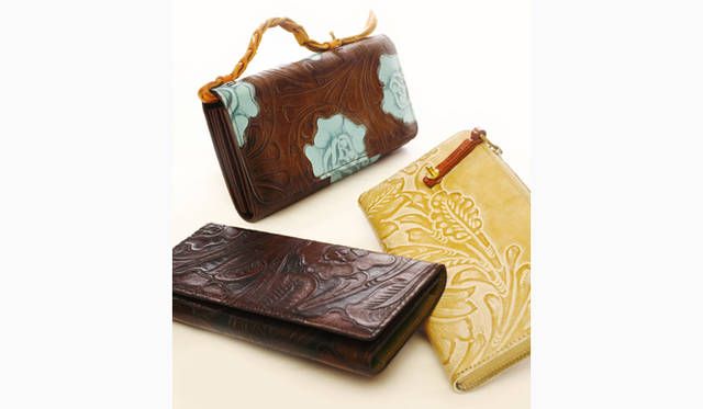 上・Embossed Leather Wallet　4万8300円、右・Embossed Leather Wallet　3万9900円、左・Embossed Leather Wallet　4万4100円