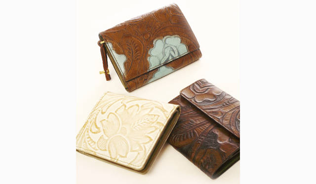 上・Embossed Leather Wallet　4万950円、右・Embossed Leather Wallet　3万8850円、左・Embossed Leather Wallet　3万8850円