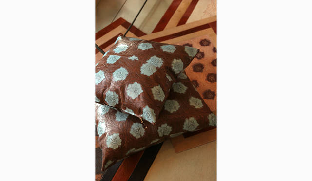 Embossed Leather Mat14万7000円～、Embossed Leather Cushion6万9000円～