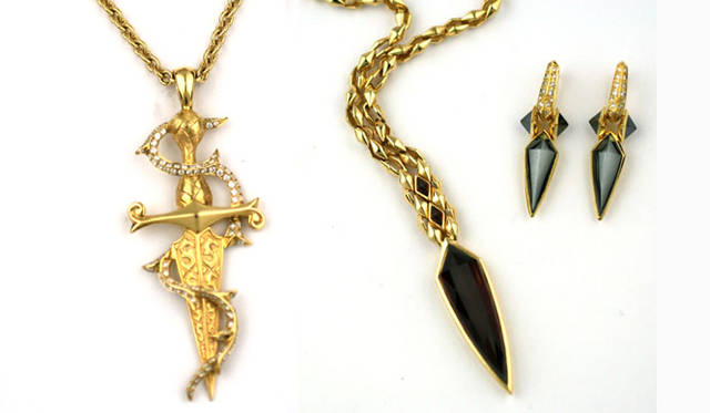 Left:Dagger Pendant￥1092000、Center:Goldmine Shaft Pendant￥1428000、Right:Gold Geometric Drop Earrings￥262500(tax in)