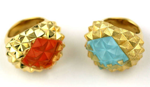 Left:Goldmine Pyramid Crystal Haze Ring￥1239000、Right:Goldmine Pyramid Crystal Haze Ring￥1239000(tax in)