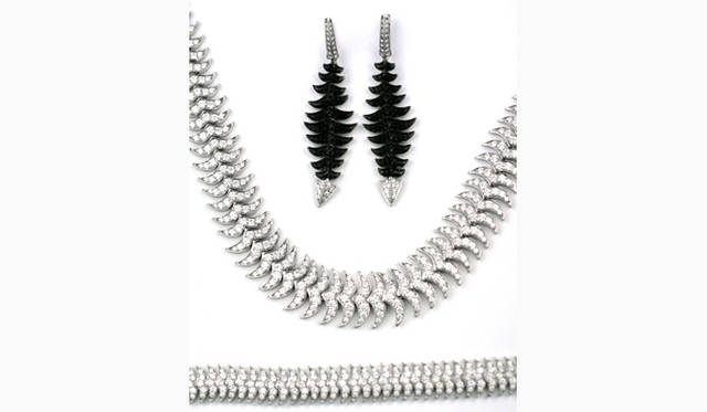 Up:Top Kat White Gold Earrings￥1302000、Center:Top Kat White Gold Collar￥12285000、Down:Top Kat White Gold Bracelet￥3906000(tax in)