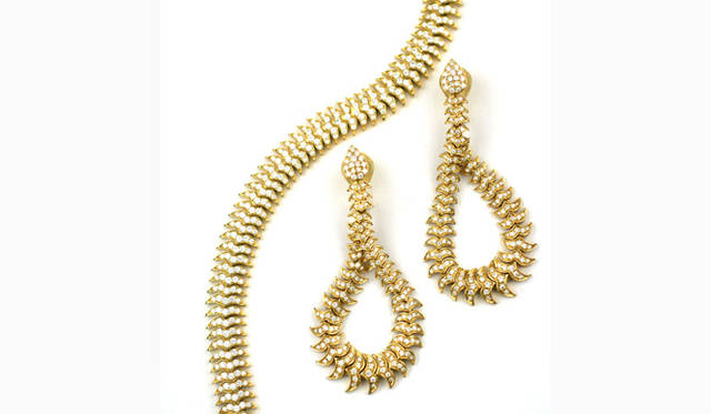 Left:Top Kat Yellow Gold Bracelet￥3906000、Center:Top Kat Yellow Gold Earrings￥3360000(tax in)