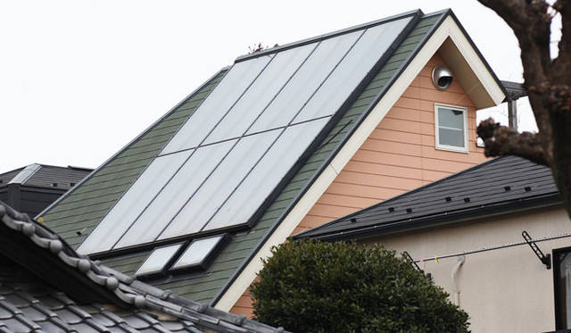 太陽や風などの自然エネルギーを建築に取り入れて活かす技術や仕組みを「パッシブソーラーシステム」といい、箕輪さんが導入した「OMソーラー」は、太陽の熱を屋根で集めて利用するパッシブソーラーシステムの手法のひとつ。建設当時初期費用200万円で、導入の補助金が100万円出たそうだ