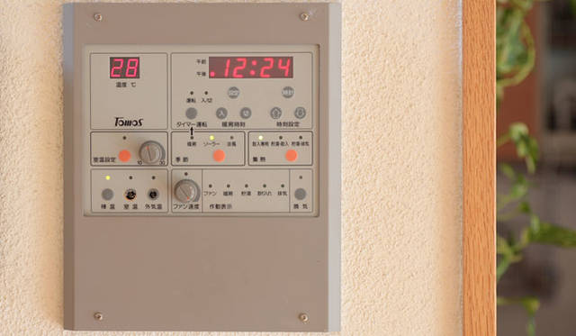 ソーラーシステムのうち、集熱器のような特別な装置で太陽熱を濃縮したり、電力に変換したりするのを「アクティブソーラー」、建築的な方法や工夫により太陽エネルギーを利用する方法を「パッシブソーラー」という。空気そのものを温めて取り込むので、暖房しながら換気ができるということがポイント。夏場に使うお湯はほぼ太陽光で温められたものだそうだ