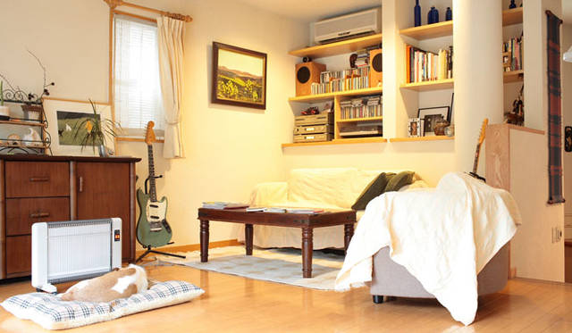 右側に見える筒状のものが、OMソーラーのダクト。屋根で外気を取り入れて温めて、ダクトをつうじて地下に送り込む。つまり、太陽の熱を「空気」に伝えて利用する