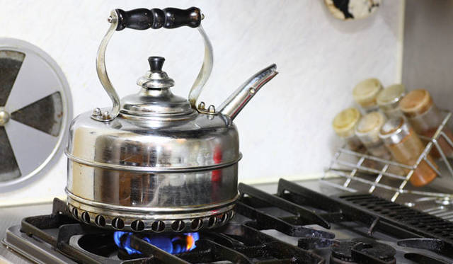 「底に銅のコイルが巻いてあるので熱伝導率が高く、すごく早くお湯が沸くんです」というイギリス製の手作りケトル「シンプレックス」