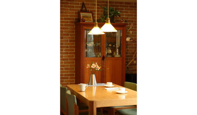 「食卓の上だけは白熱球にしていましたが、白熱球的な色合いのあるロングライフ型の電球型蛍光ランプに替えました」。消費電力は約5分の1になり、日本全国の家庭で白熱球に替えて5個使ったら、京都議定書をクリアするための家庭部門のCO2削減目標の25％がクリアできるそうだ