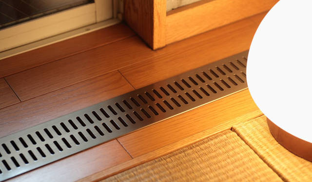 半地下にある和室の床吹き出し口。空気を床下にまわして蓄熱するOMソーラーは、「温かい空気が上昇する」という性質と相性がよく、床吹き出し口から空気がゆっくりと流れ出る（OMソーラー協会│http://omsolar.jp/）