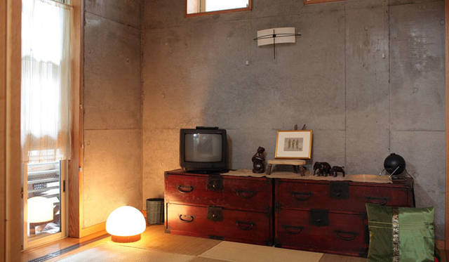 残念ながら写真には写っていないが、コンクリート打ちっ放しの和室には、沖縄の植物「月桃（げっとう）」の茎を原料とした月桃紙を採用。紫外線による経時変化に強く、耐久性、通気性にも優れた和紙で、光をほどよく和らげる