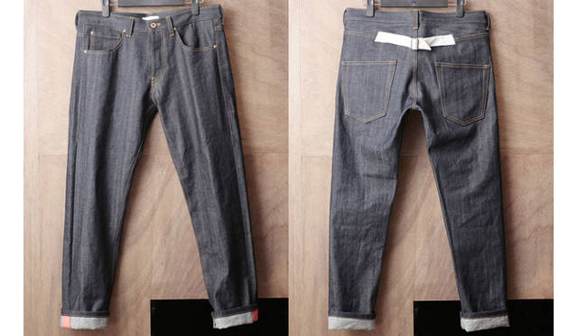 赤耳＝RED EARに対して、蛍光色使いでBRIGHT EAR。ポケット位置が低く、普通に穿いてもローライズに見えるようなシルエット。「BRIGHT EAR JEANS」1万8900円